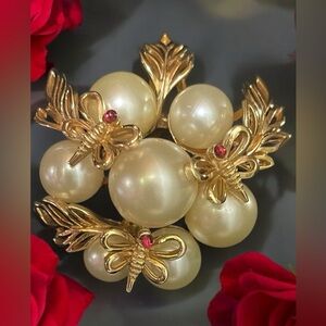Rare 1950s Crown Trifari Faux Pearl & 3 Dimensional Bee Brooch – 2" x 2"
